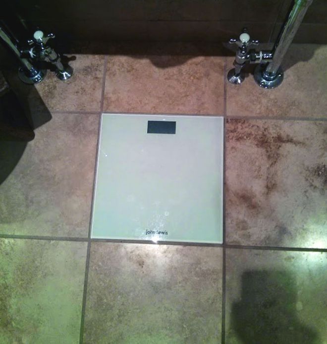 Весы на полу