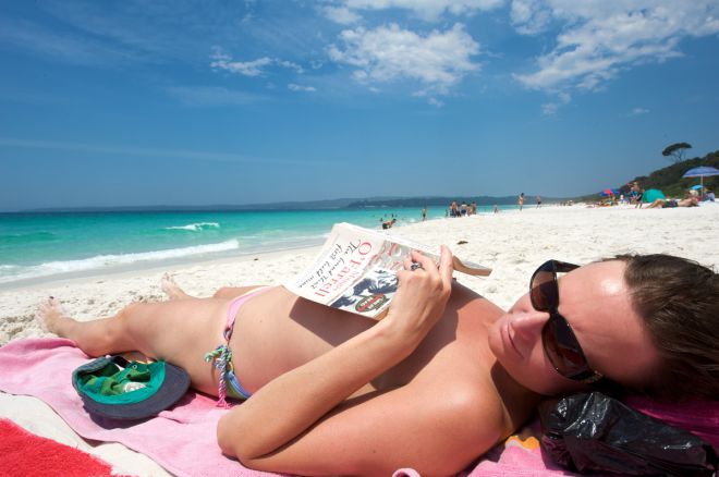 Женщина с книгой на пляже