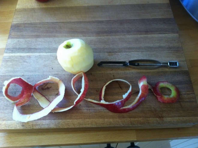Почищенное яблоко и корочка-спиралька