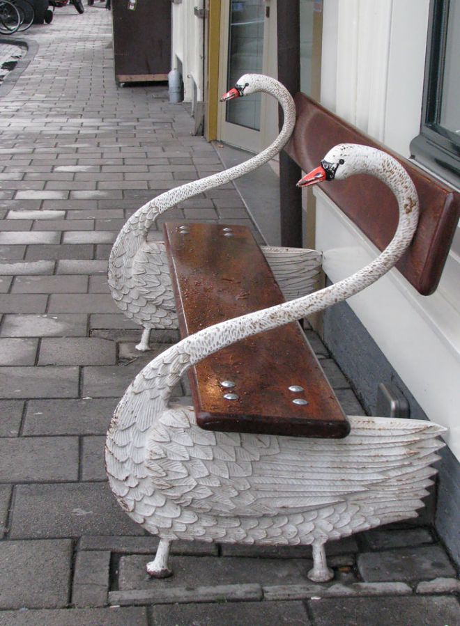 Скамейка-лебедь в Амстердаме