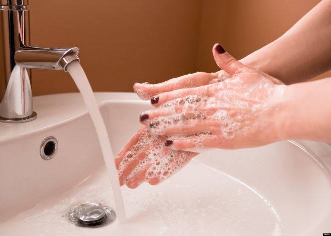 Мытье рук в горячей воде