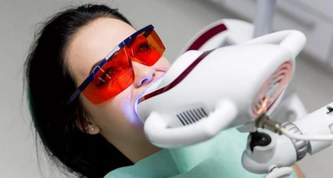 Процедура отбеливания вредит зубам