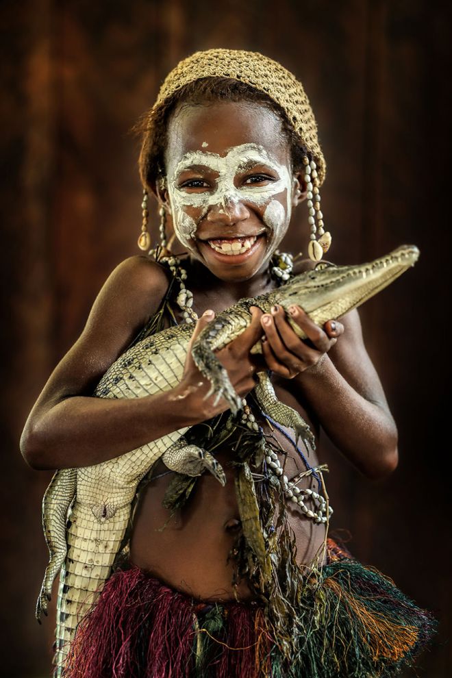 Ребенок с крокодилом