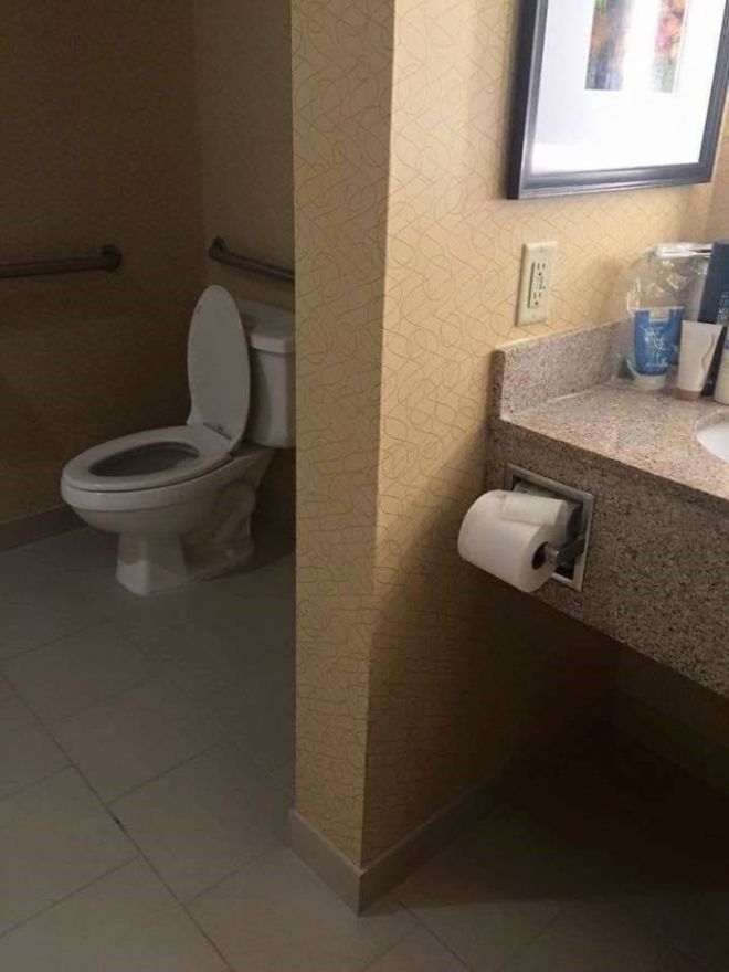 Унитаз и туалетная бумага