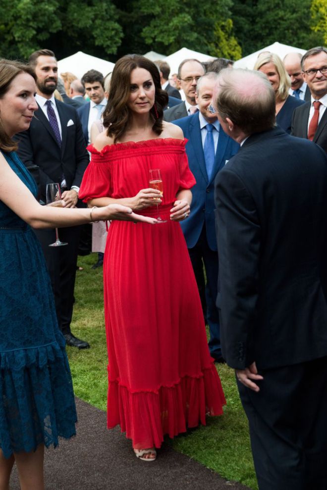 Кейт в красном длинном платье