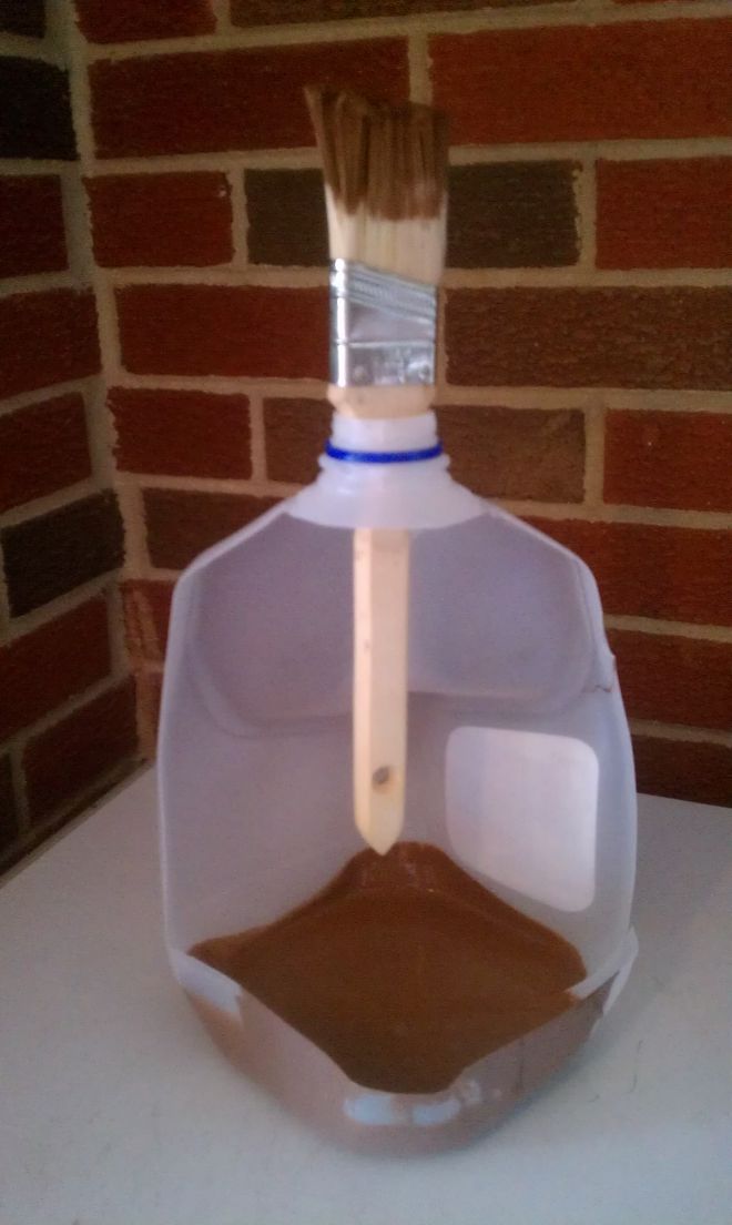 В пластиковой бутылке можно мешать краску