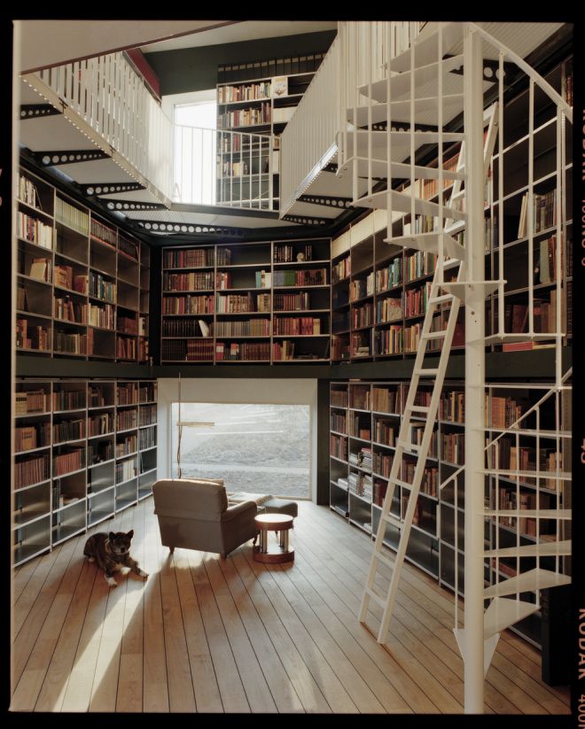 Библиотека с лестницей