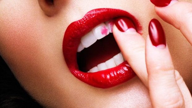 Когда красите губы - засуньте палец в рот