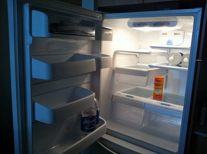 Полупустой холодильник