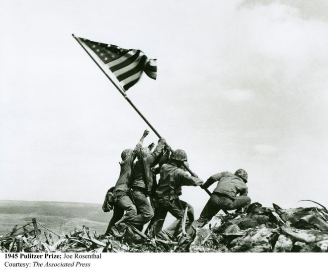 Солдаты с флагом Америки