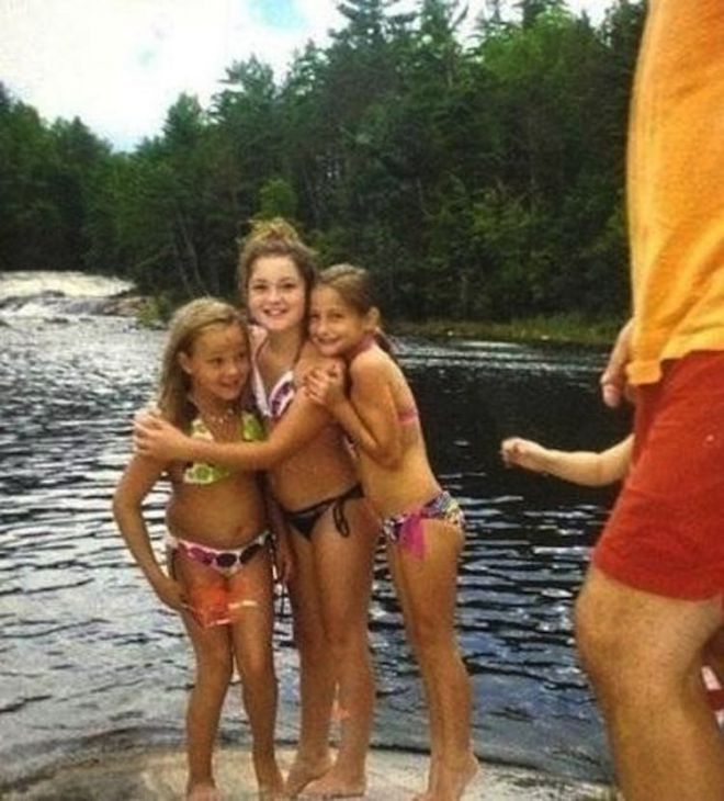 Три девочки стоят у речки