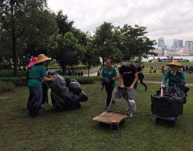 Волонтеры убирают лужайку