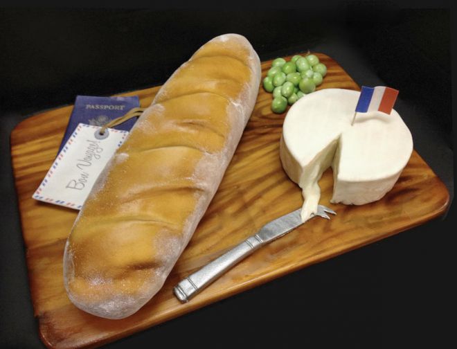 Французская булка и сыр бри