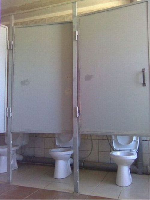 Туалет с высокими дверями