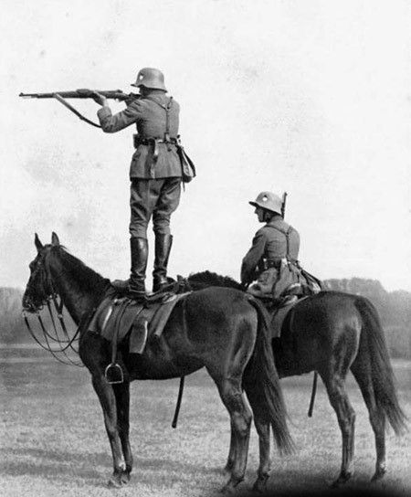 Солдат стреляет, стоя на коне