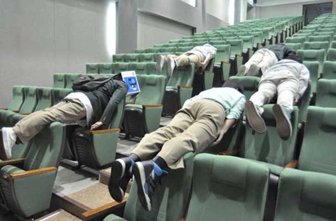 Студенты лежат в аудитории