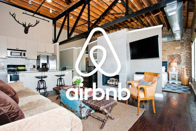 Фото комнаты и логотип airbnb