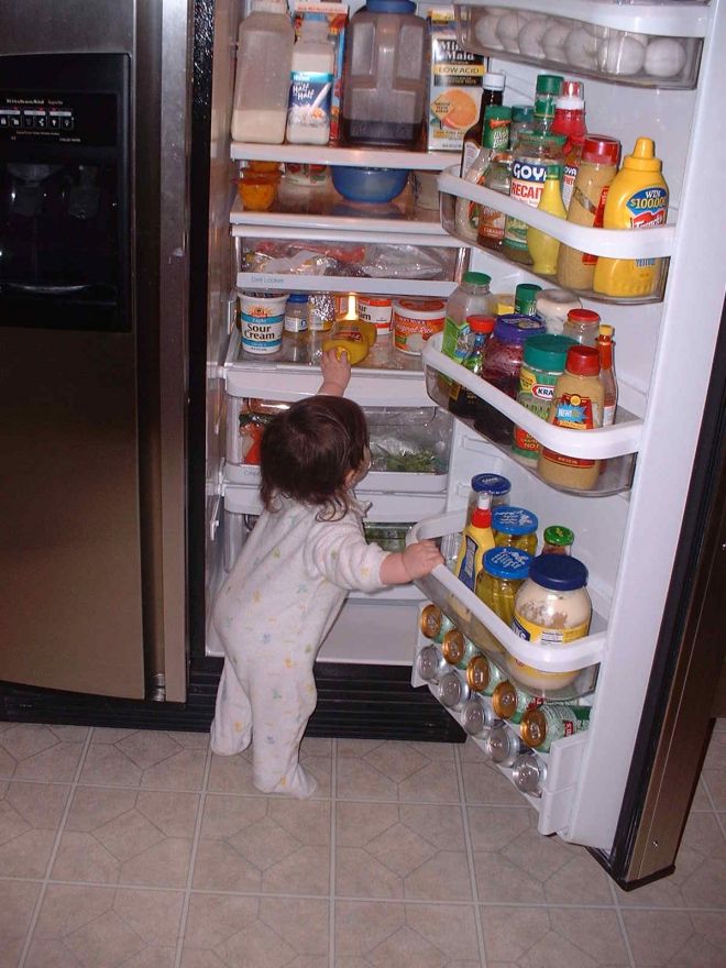 Ребенок у холодильника