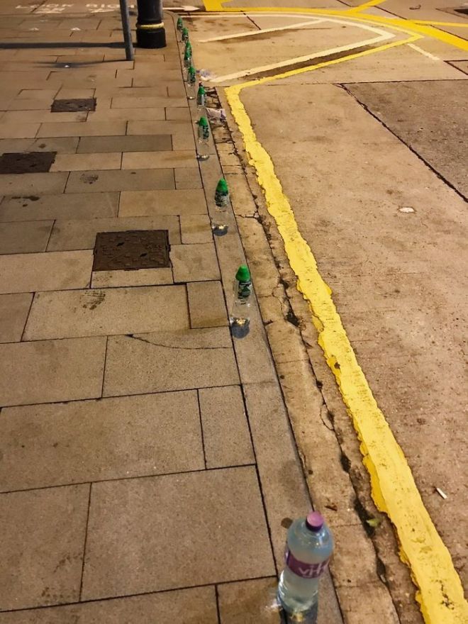 Бутылки с водой на тротуаре
