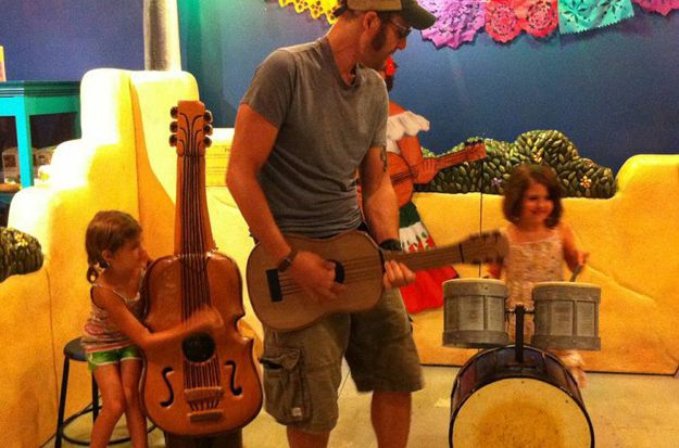 Папа и дети играют на музыкальных инструментах