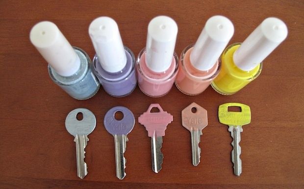 Раскрасьте ключи лаком для ногтей