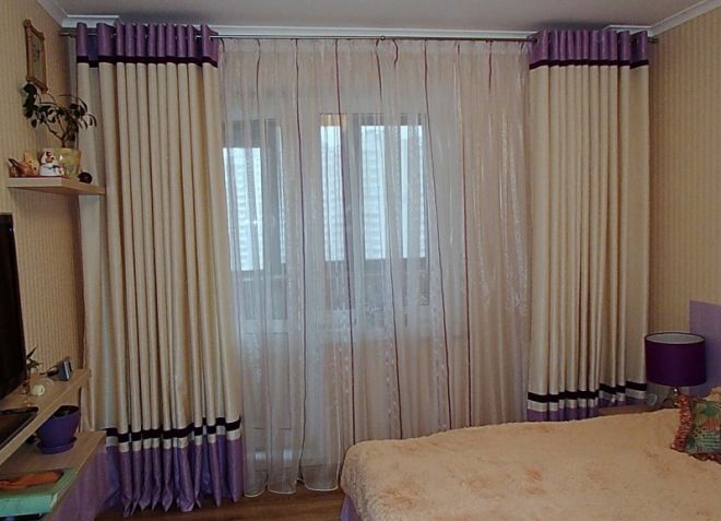 Бежевые шторы в интерьере спальни