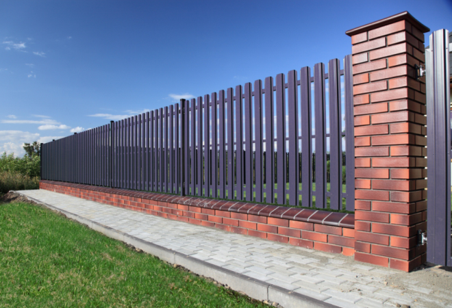 Забор из профнастила с колоннами из кирпича фото
