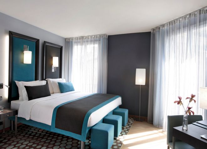 Голубая спальня - обои, потолок, шторы в интерьере