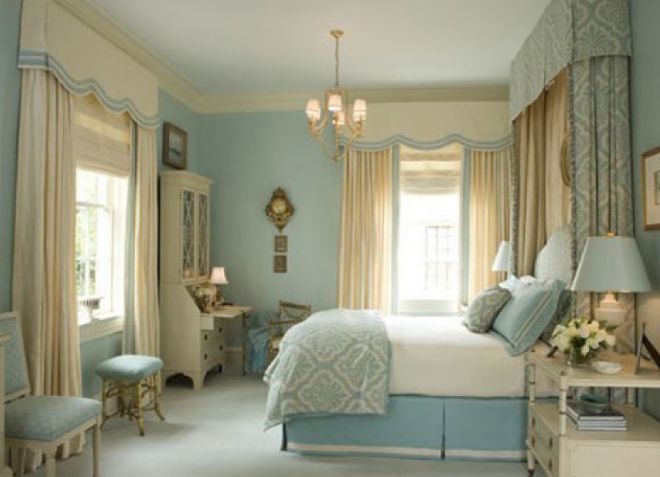 Голубая спальня - обои, потолок, шторы в интерьере