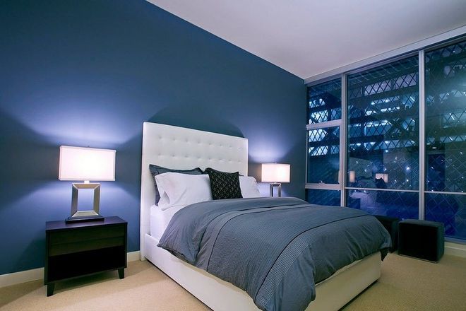 غرفة نوم بألوان زرقاء