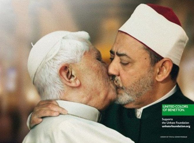 снимок, на котором имам целуется с папой римский