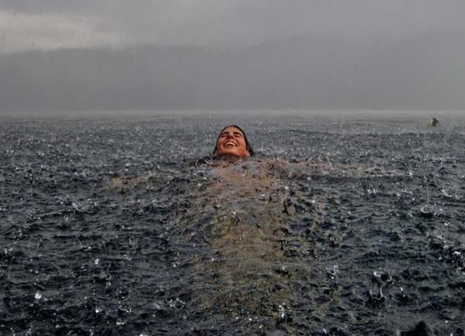 В теплый дождь особенно приятно купаться в реке или море