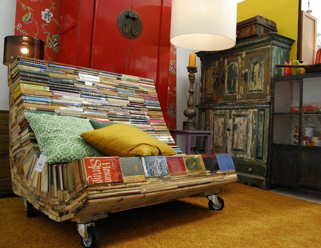 Как вам такой вариант дивана из старых книг