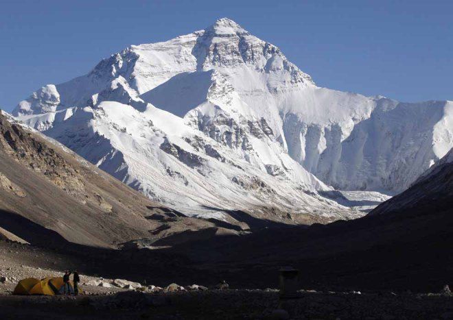 Со всего мира приезжают к подножию Эвереста туристы