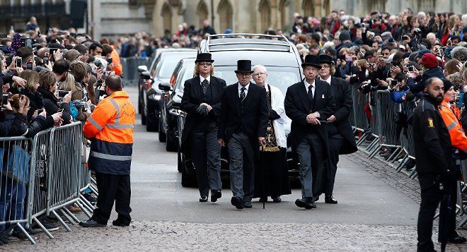 Переходить дорогу похоронной процессии