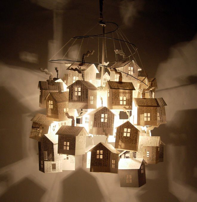 Лампа из бумажных домиков