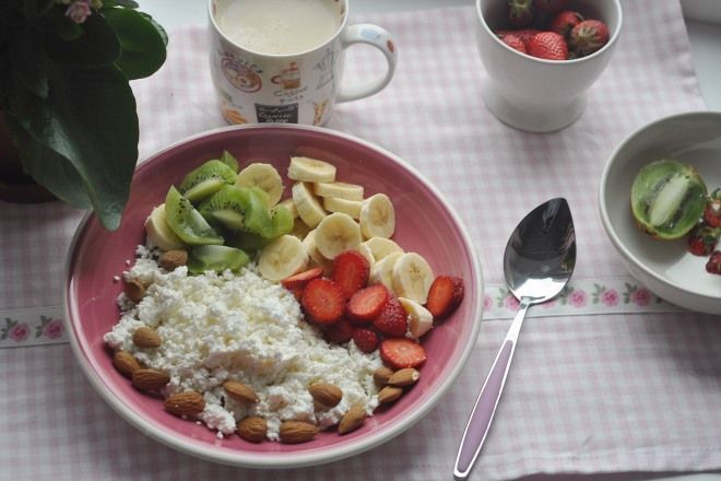 Диетический завтрак с сезонными фруктами