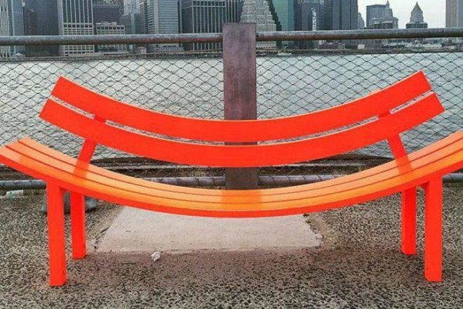 Креативная уличная скамейка для тех, кто хочет помириться