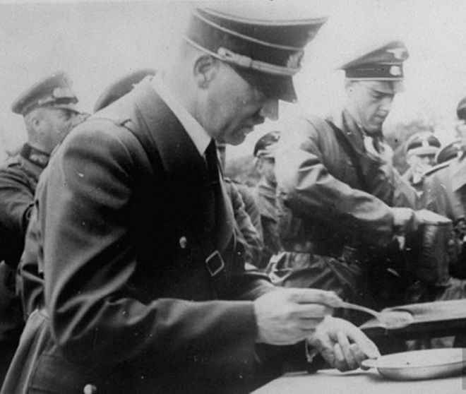 Гитлер обедает на линии фронта