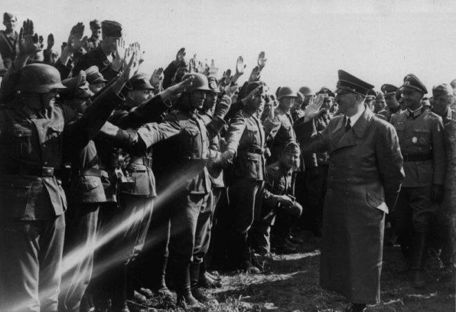 Гитлер приветствует немецких военнослужащих на аэродроме в Умани
