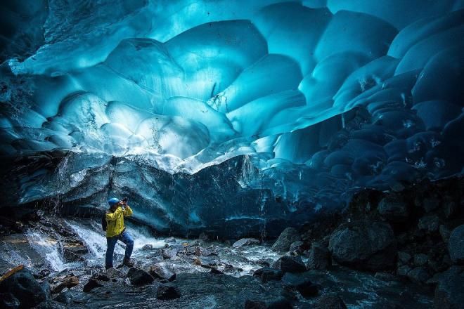 Ледяная пещера на леднике Мирдальсйёкюдль