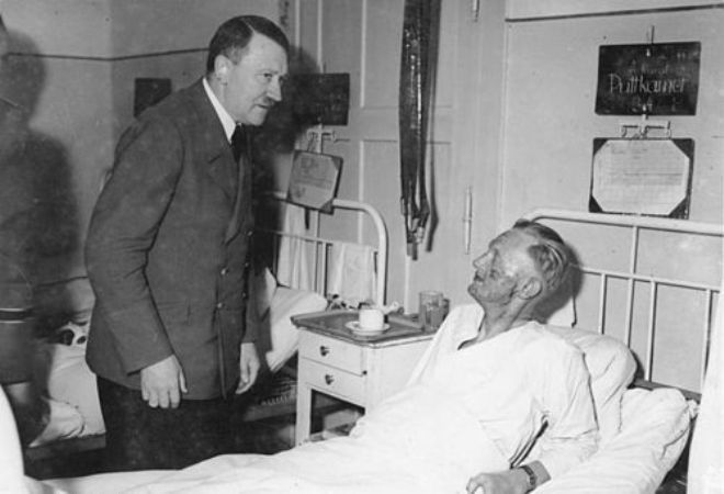 Гитлер проведал раненого