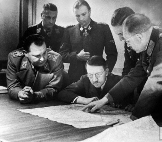 Гитлер на обсуждении Арденнской операции