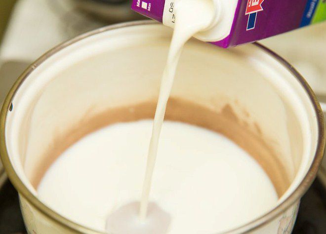 для того, чтобы удалить остатки сахара и молока с тарелок, нужно отключить горячую воду