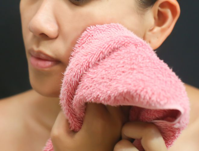 использование жесткого полотенца