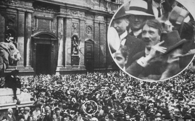 повзрослевший Гитлер на митинге
