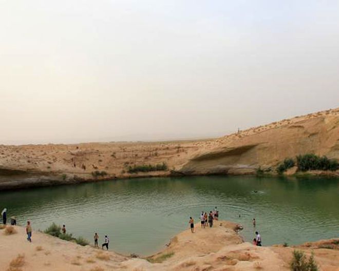 пустынное озеро