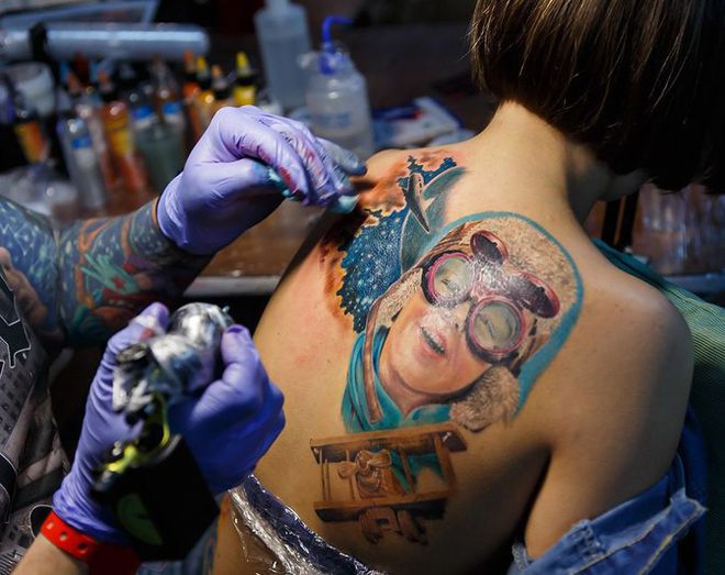 процесс нанесения татуировки