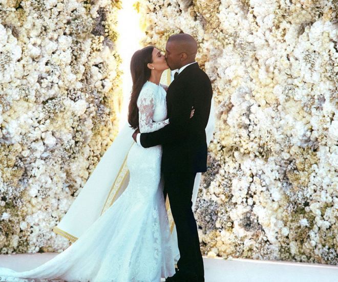 Ким Кардашьян целуется с женихом