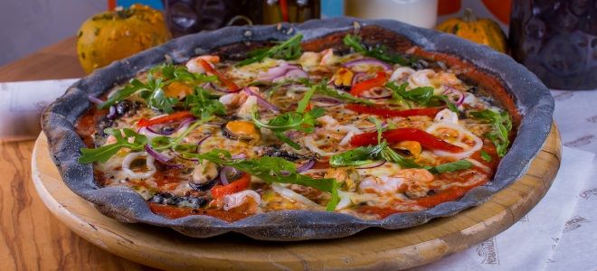Черная пицца с морепродуктами